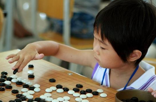 围棋女孩学围棋兴趣培养训练