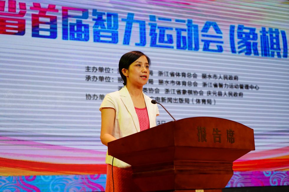 丽水市体育局副局长徐晨虹致贺词