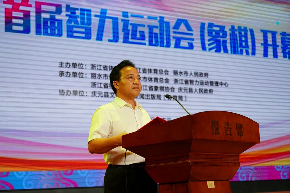 县体育局党组书记、局长胡元胜主持